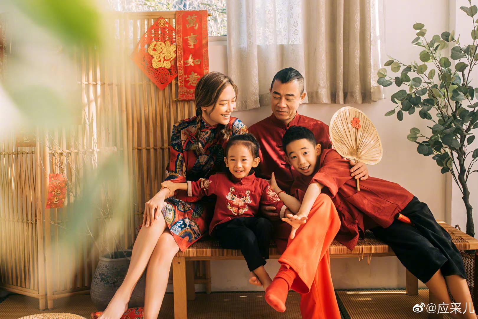 应采儿庆祝结婚13周年,与老公陈小春高调撒糖,穿情侣装亲吻超甜_儿子