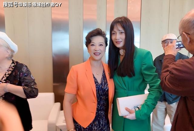 林芳兵的身材保养得非常好,身材纤细,四肢修长,皮肤白皙,看起来很年轻