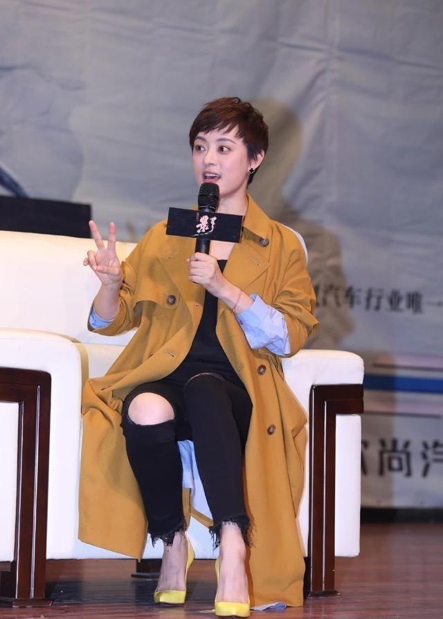 孙俪终于不再低调,穿针织衫搭配短裙,加上短发造型意外的时尚_女明星