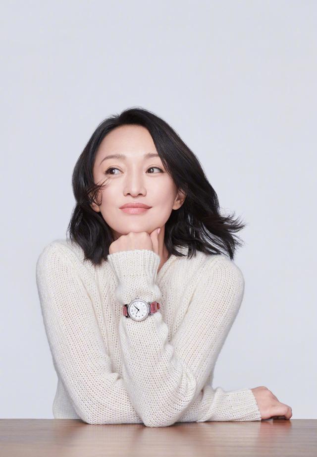 周迅终于穿对了,格纹大衣搭针织裙英伦风十足,发型让我眼前一亮_造型