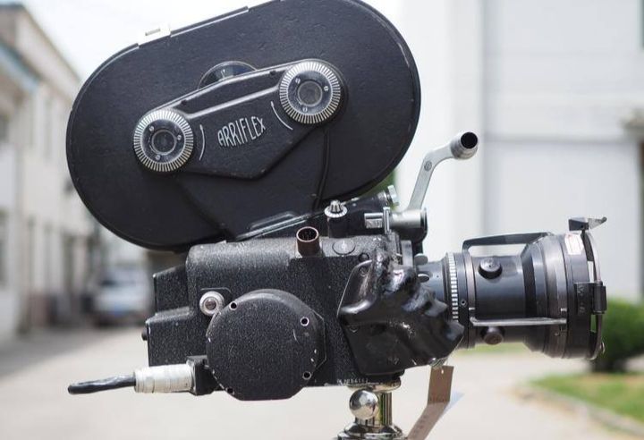 越能拍到快速移动事物的运动轨迹,比如能够拍摄子弹运动轨迹的摄像机