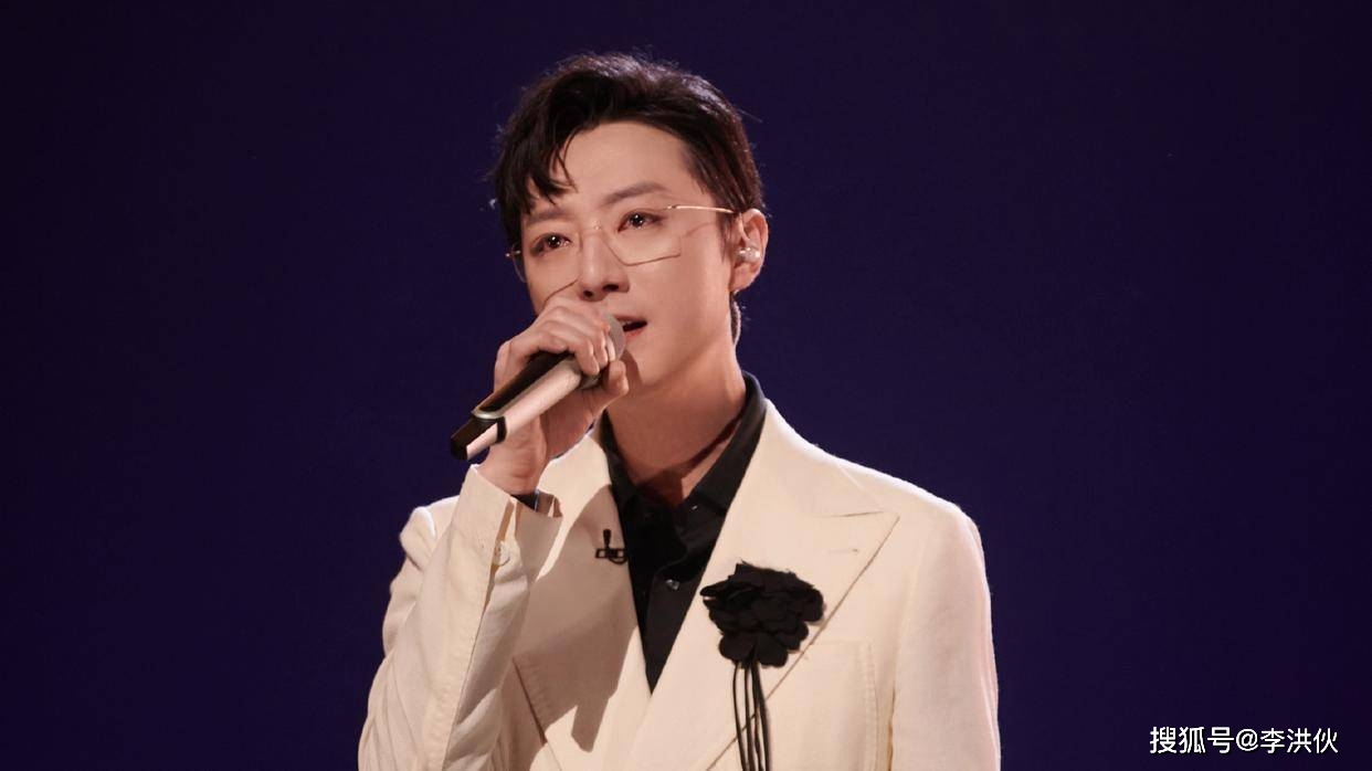 苏小玎作为一个演员,他的唱跳实力并不出众,哪怕参加了几期,依旧没有