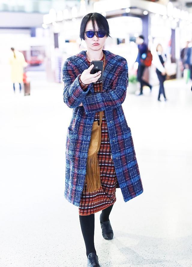 44岁的周迅颜值还是相当高的,身材还是非常好的,所以她的穿衣搭配也是