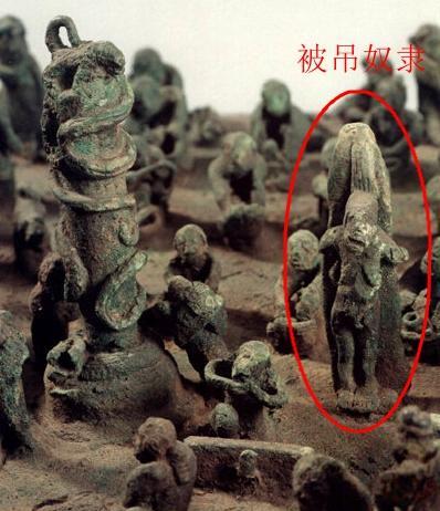 说起吊奴隶进行祭祀的场景,我们在之前的文章《云南虫谷》:为何献王墓