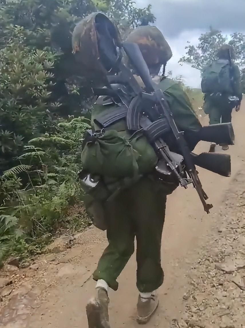 果敢同盟军收获火箭炮步战车,娘子军背四把步枪_缅军_用处_四大