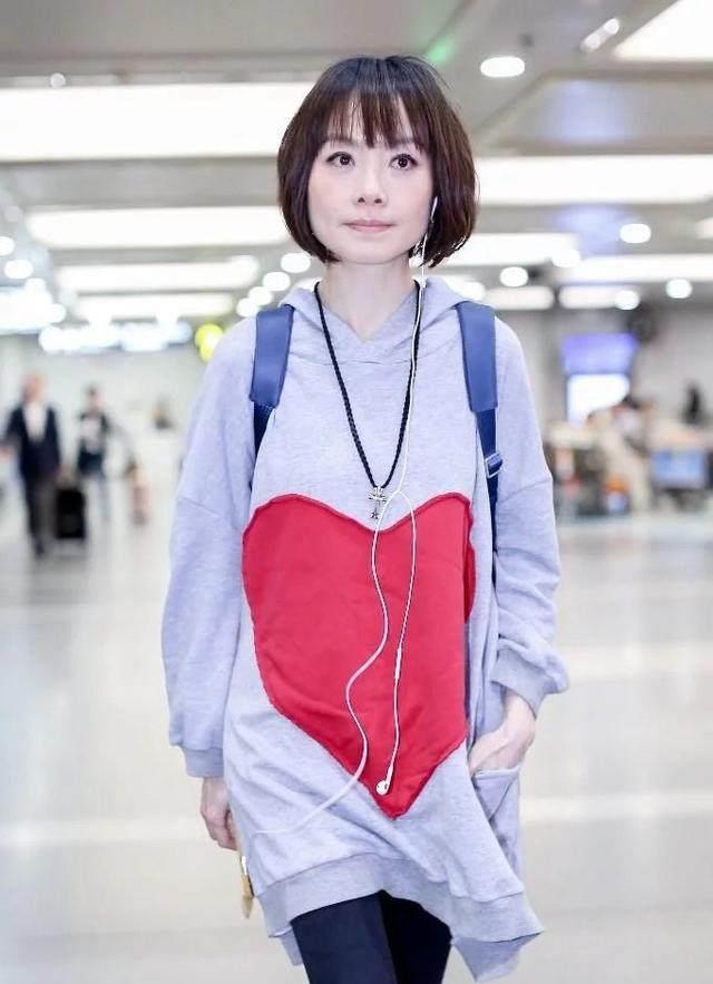 48岁的陈鲁豫秒变少女,是因为这款发型,还是她比较会穿搭装嫩!