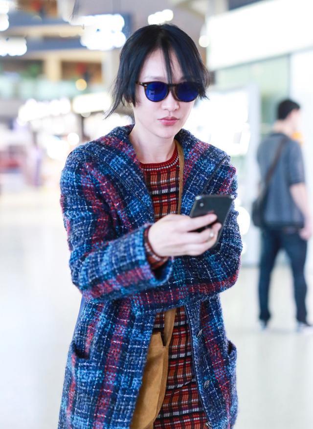 44岁的周迅颜值还是相当高的,身材还是非常好的,所以她的穿衣搭配也是