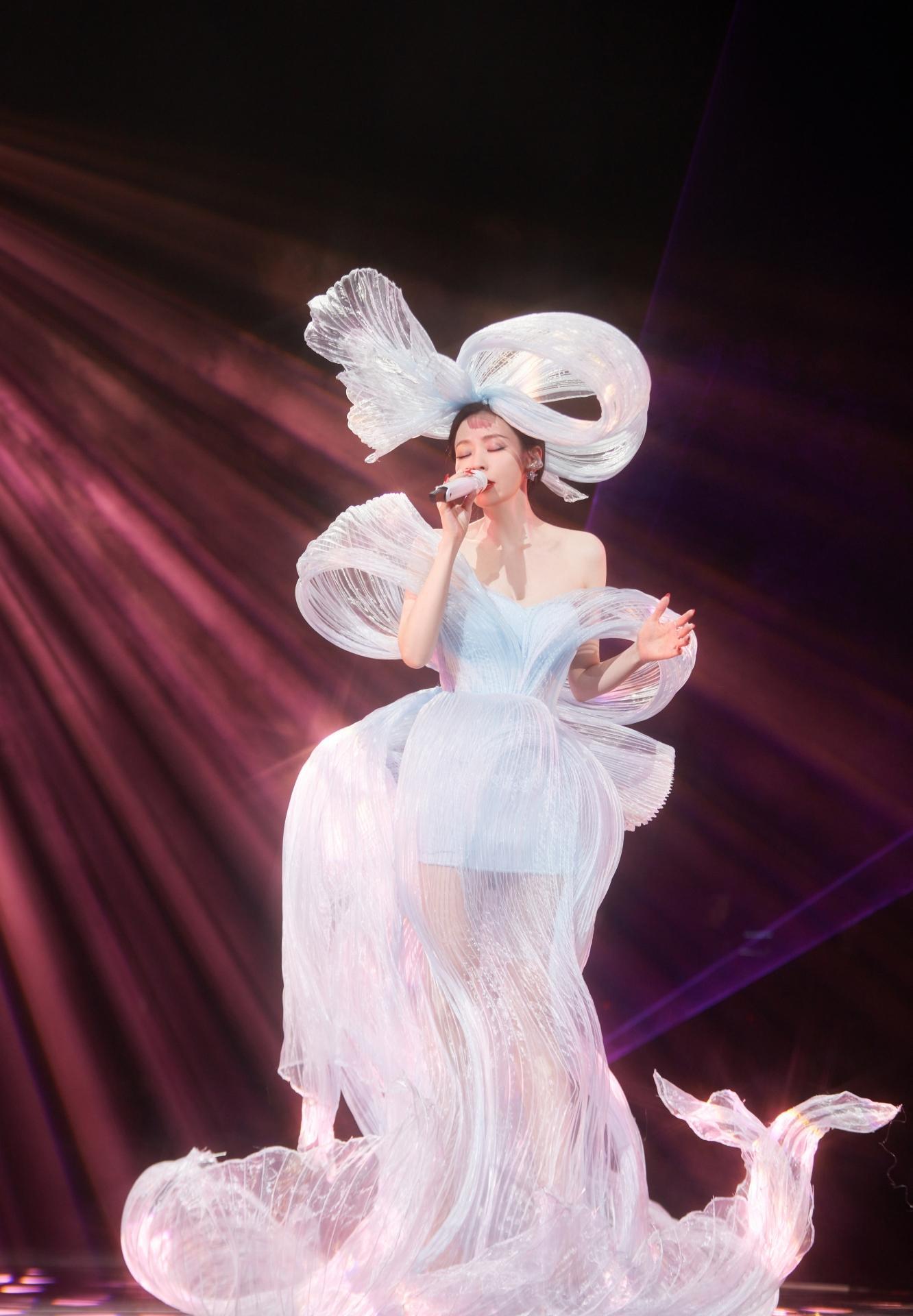 05超女三强同日开唱:李宇春秀美腿,周笔畅比张靓颖更有魅力_演唱会