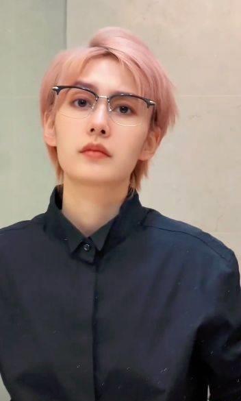 千万网红锅盖素颜照曝光!