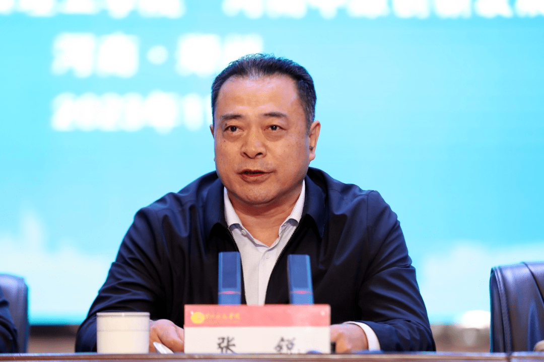 黄河科技学院党委书记贾正国主持了论坛开幕式.