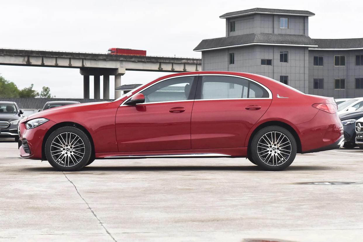 近半年月均销量13500!拿下家族销冠,静态评测2024款奔驰c260l