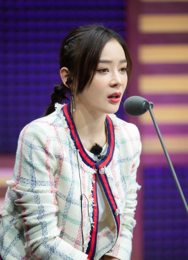 袁姗姗又换新发型,丸子头搭休闲装化身甜美少女,32岁美成了18岁_一身