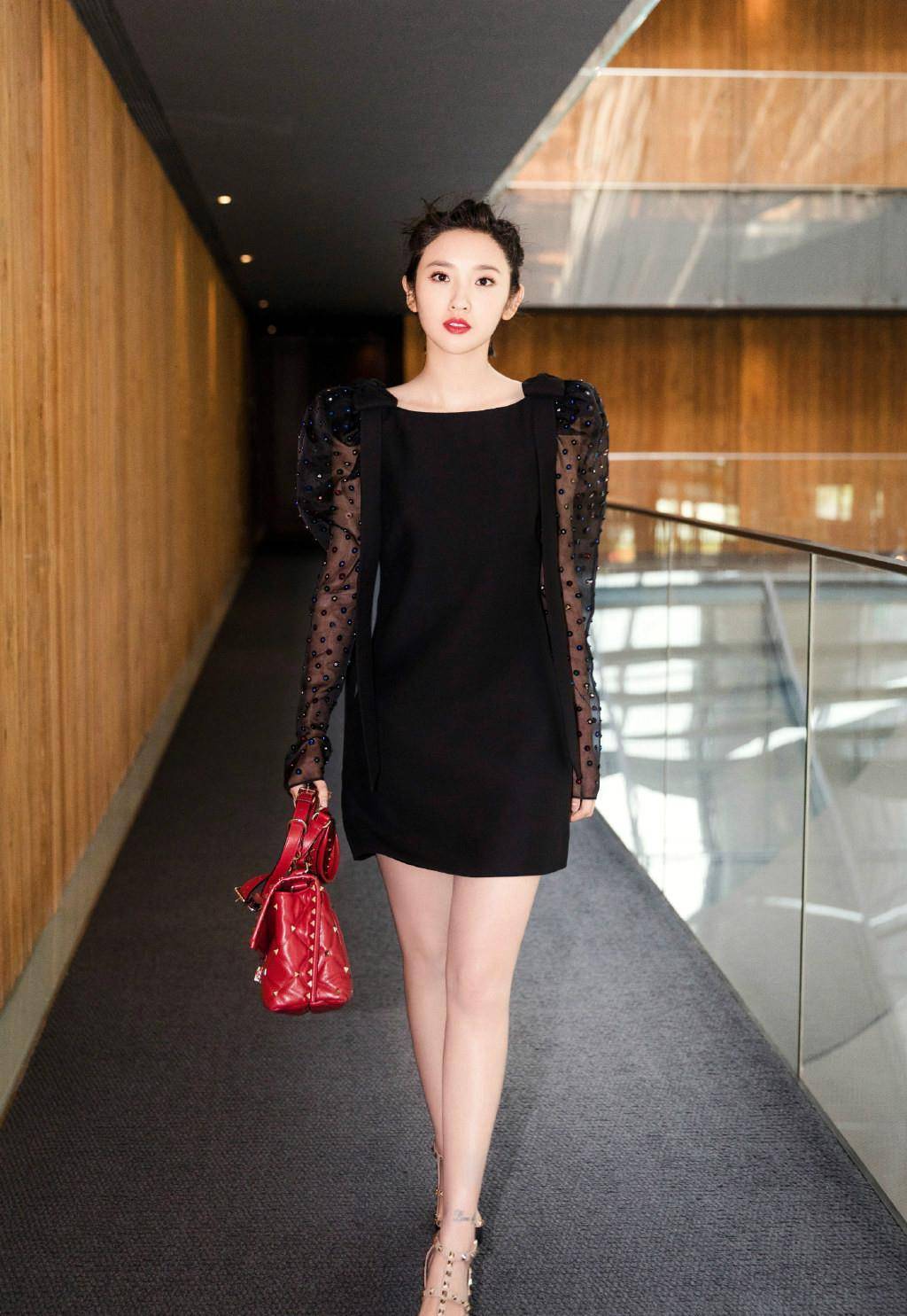 唐艺昕穿"肚兜裙"惊艳,配"大油头"又美又飒,张若昀眼光真贼_的设计