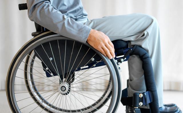 2019年男子瘫痪后妻子离开,他含泪将女儿送人,女儿:爸爸我不要_马海