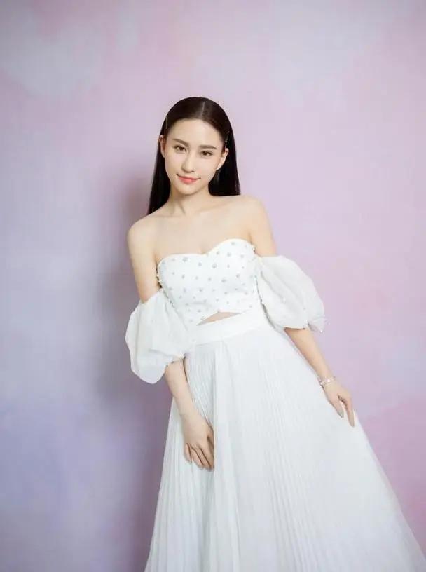 32岁何超莲身材傲人颜值绝美,不愧是赌王之女!_许车莲_观众_生活