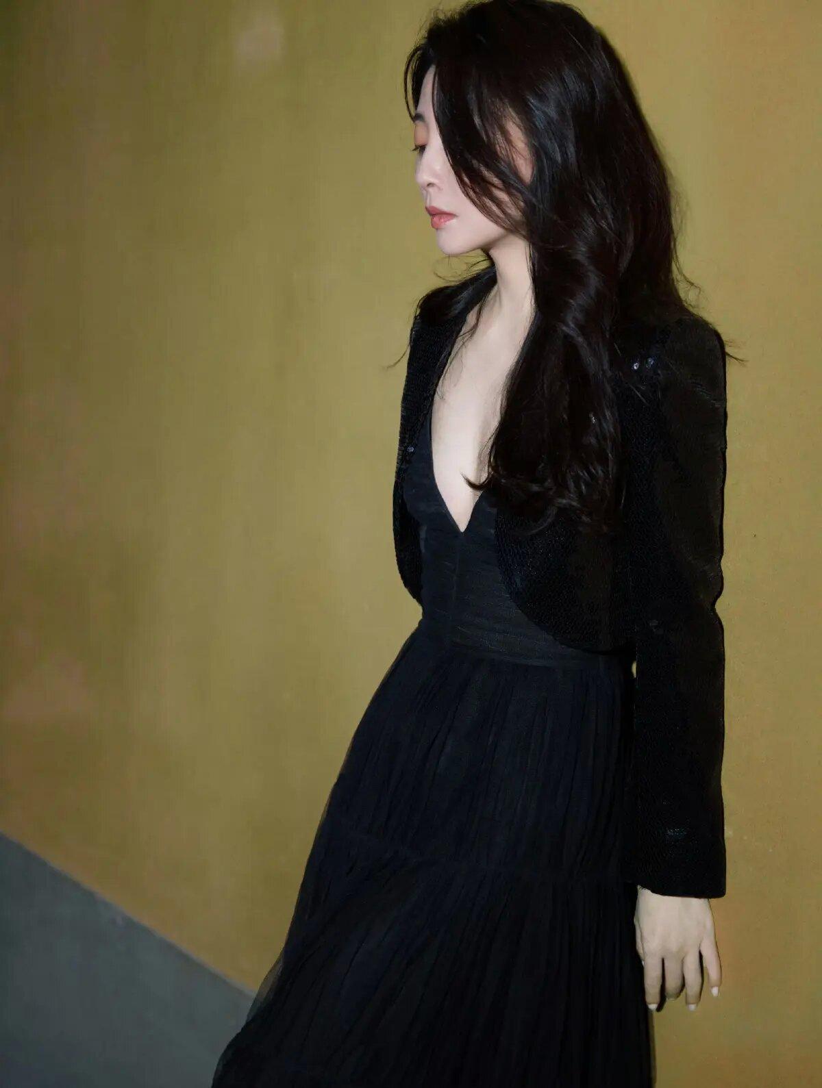 殷桃拿捏了"熟女风",穿低胸连衣裙配亮片外套,肌肤白嫩太撩人_女性