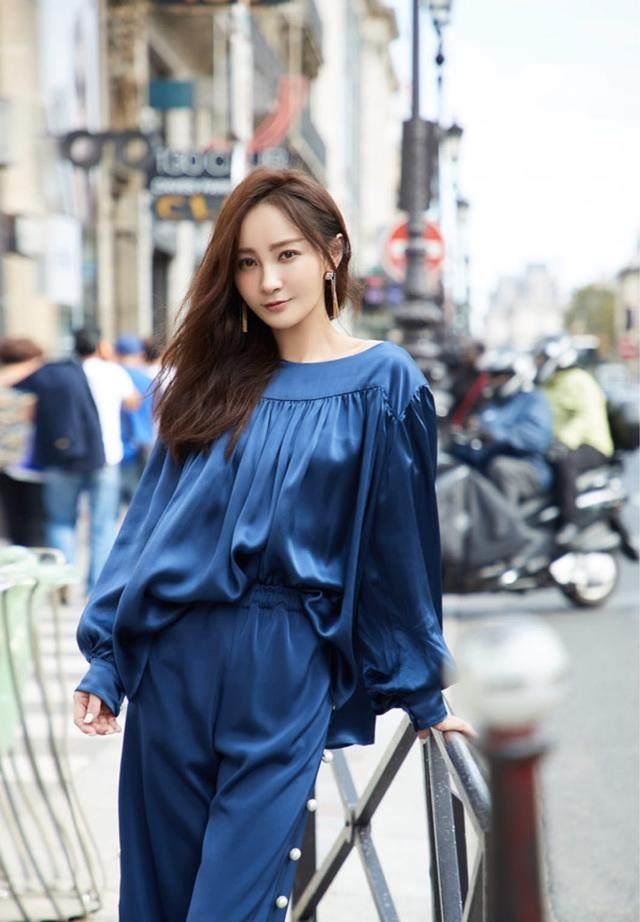 姚笛现身巴黎时装周,一身闪亮蓝惊艳眼球,闪色系衣服该怎么穿?_头发_