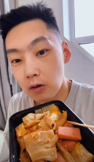 29岁快乐小赵在家暴毙,生前拮据被酒吧拖欠工资,死后遭网络暴力