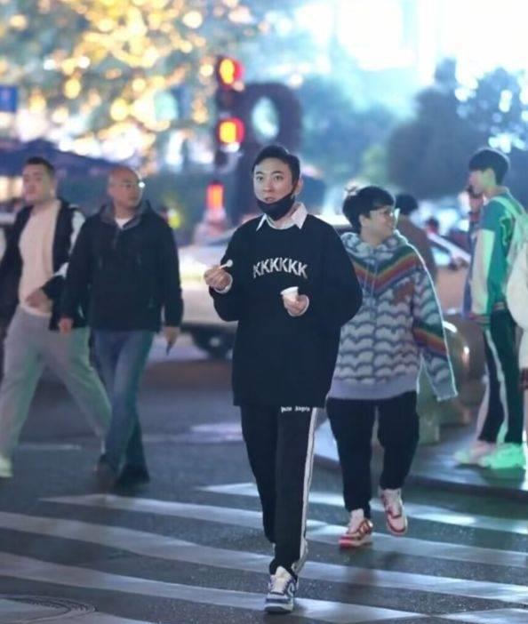 王思聪独自现身太古里,一身行头超10万,穿搭太土被指像地摊货_网友