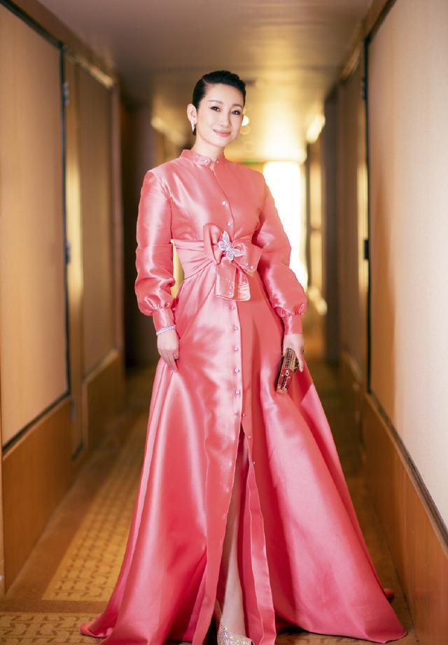 秦海璐身穿粉色连衣裙亮相,满屏少女感,网友:确定有40岁了?_时尚_气质