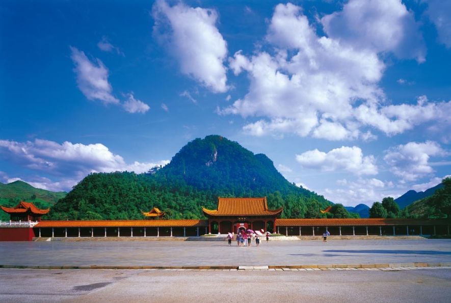 九嶷山位于湖南省永州市宁远县境内,是一座以舜帝陵为中心的山水风光