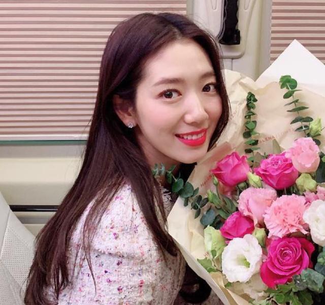 29岁朴信惠终于换新发型了,波波头被吐槽有点土气,不过俏皮可爱_造型