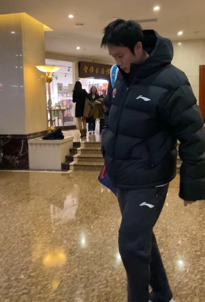 丁彦雨航重返济南,他为球迷签名,或首发享受欢呼_山东队_比赛_球员