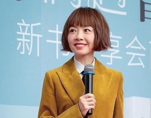 49岁陈鲁豫换新发型,一袭黄色look西服配摩卡波波头,美得真高级_新