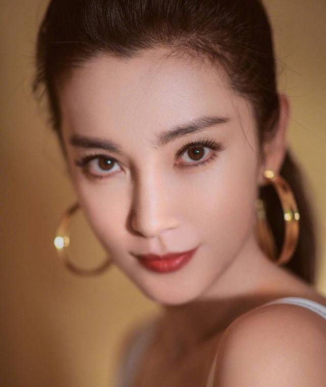 原创            赵丽颖李冰冰两大女神齐聚，看到谢娜的宣传语，关系好坏一目了然