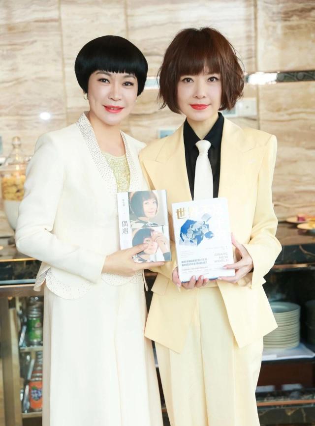 49岁陈鲁豫换新发型,一袭黄色look西服配摩卡波波头,美得真高级_新