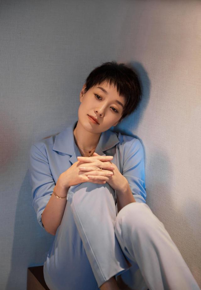 43岁马伊琍为何那么红,波波头短发搭配蓝色连体裤,时尚干练减龄_发型
