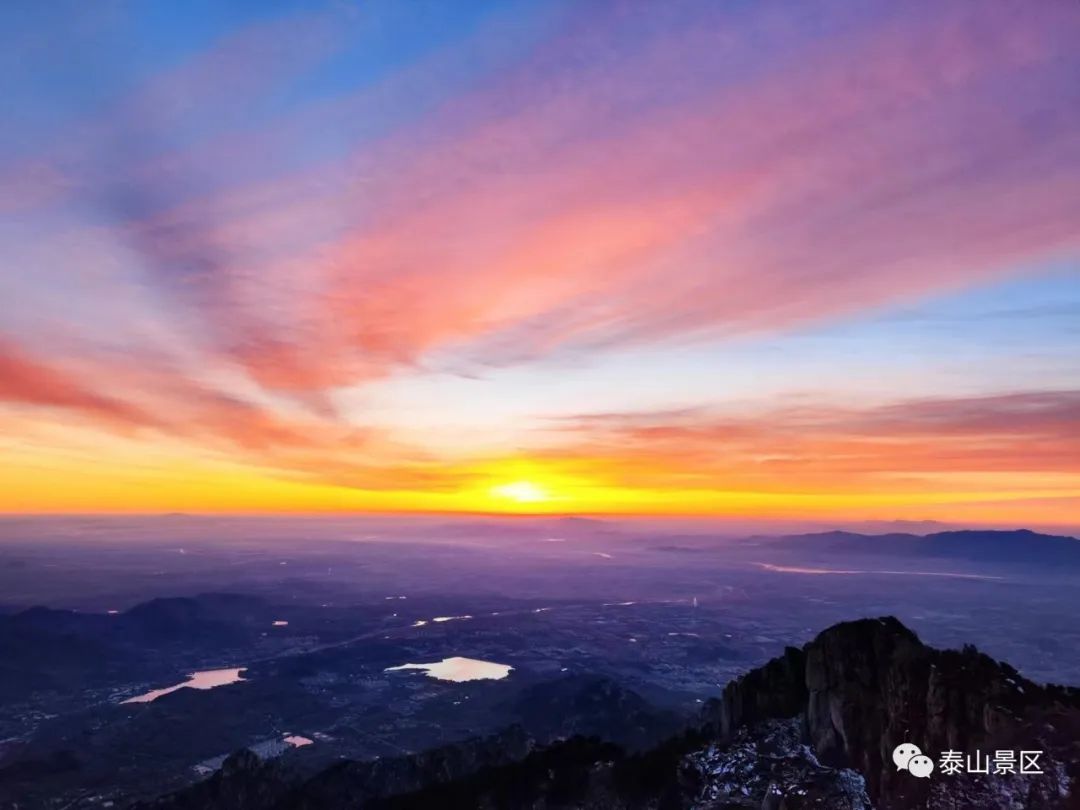 在泰山,总有一场日出值得奔赴!_朝霞_金光_天空
