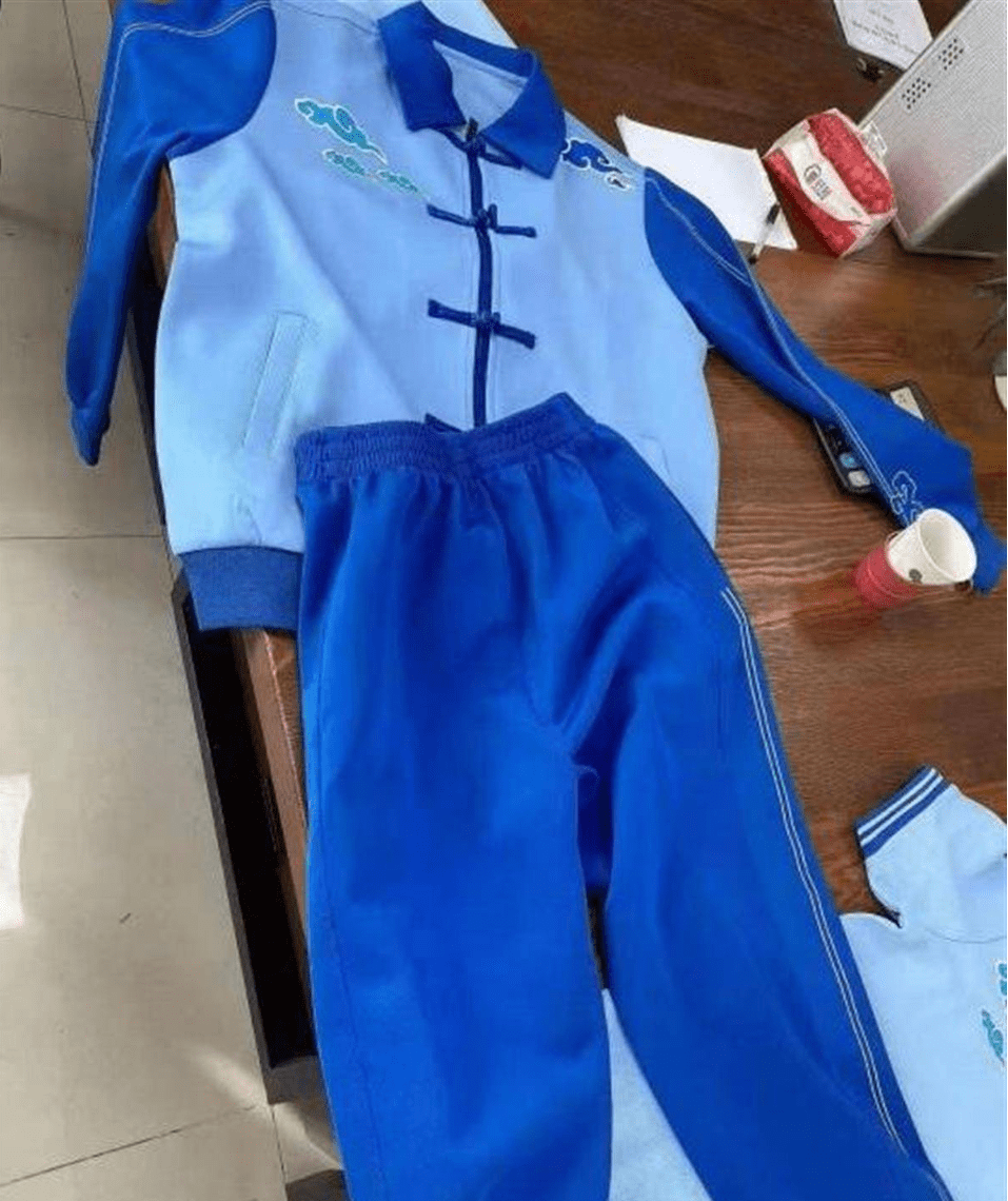 你来评评理,山东一学校校服被吐槽像寿衣_设计_我国_穿着