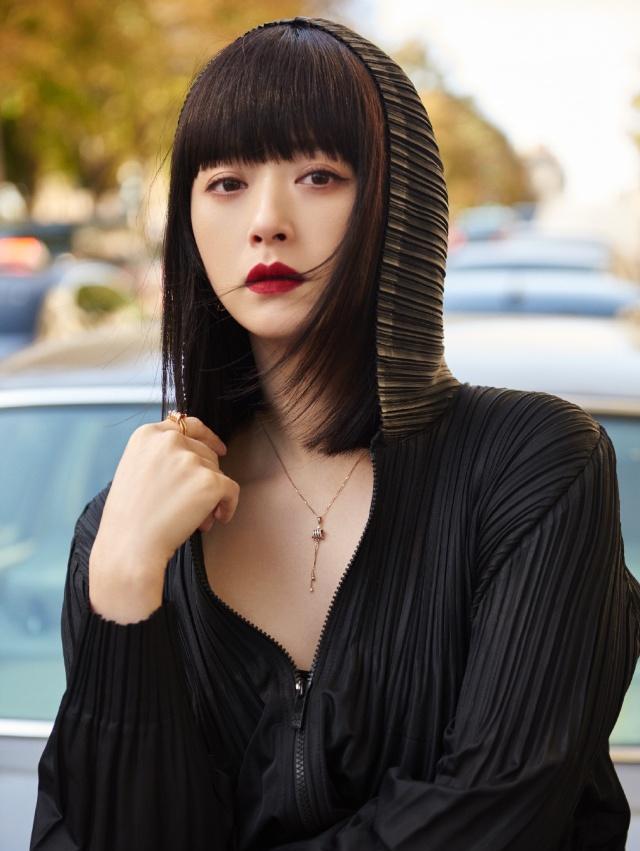 35岁蒋欣换造型,一款锁骨短发搭配休闲装,显小10岁都不止,真美_齐刘海