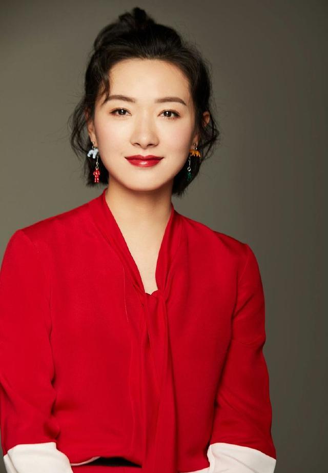 万茜身穿灰色西服套装,干练时尚,网友:这上衣是布料不够吗?