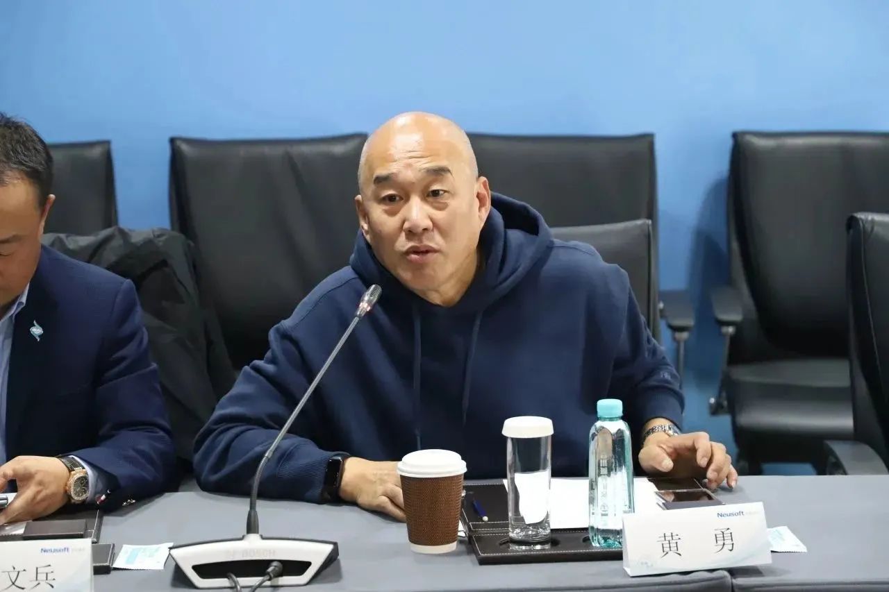 黄 勇张宝春陈少纯周广毅沈庆元赵跃红出席会议的协会理事(监事)还有
