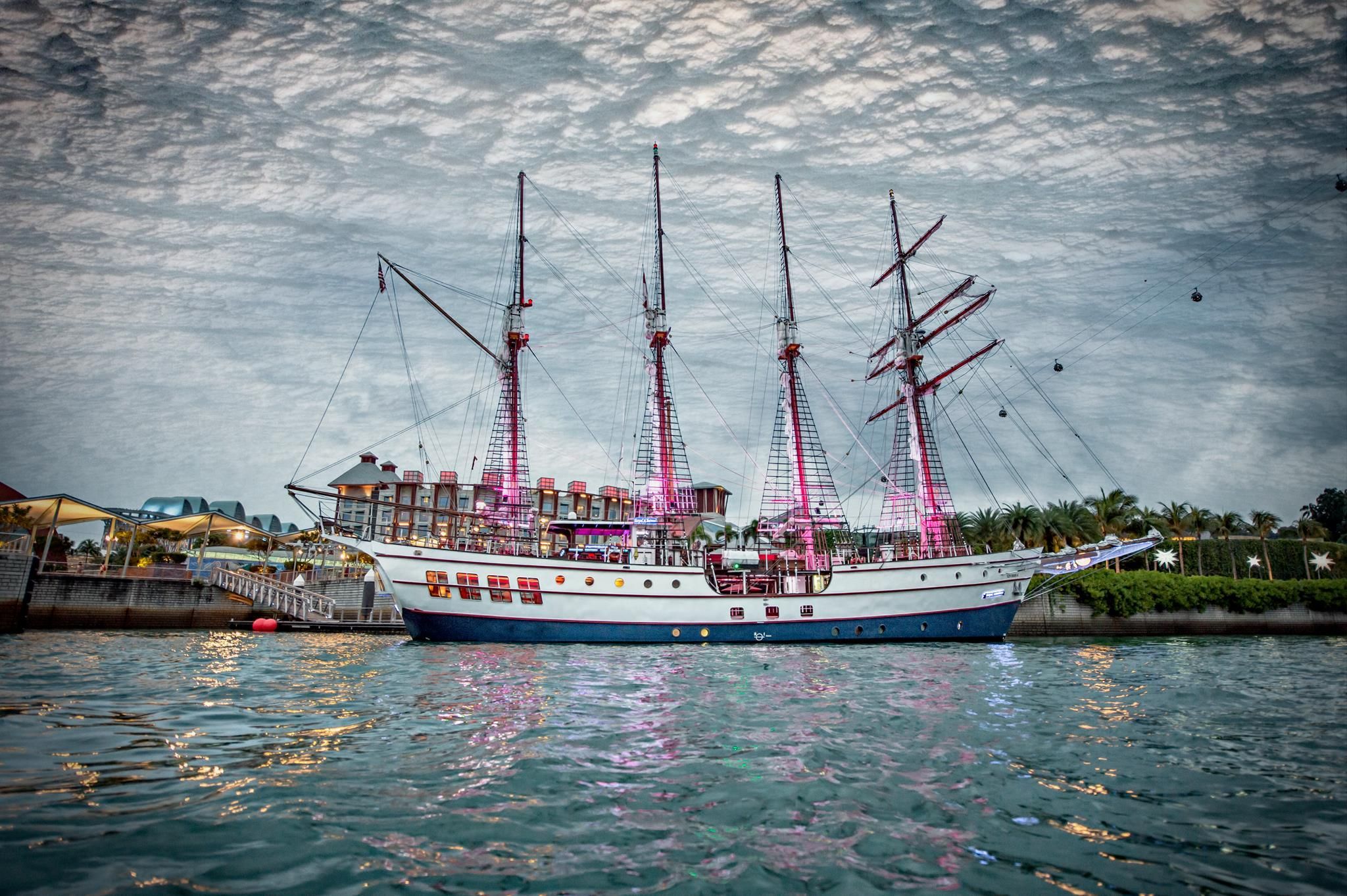 通票包含以上地点的美食套餐和体验要品尝新加坡国酒——司令鸡尾酒