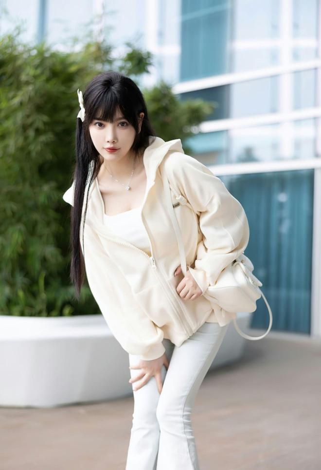 杨晨晨修身牛仔裤写真暗藏惊喜,裤里丝袜细节惊艳瞬间_粉色_白色_黑色