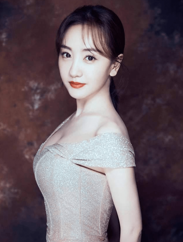 这杨蓉女士真是天生尤物,年已42却依然身材如同成熟诱人的蜜桃.