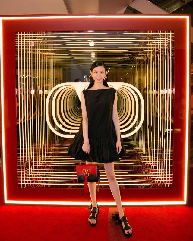 脚上穿搭一款黑色高跟鞋,哇塞~本来身材就很苗条的"奚梦瑶",果然不太