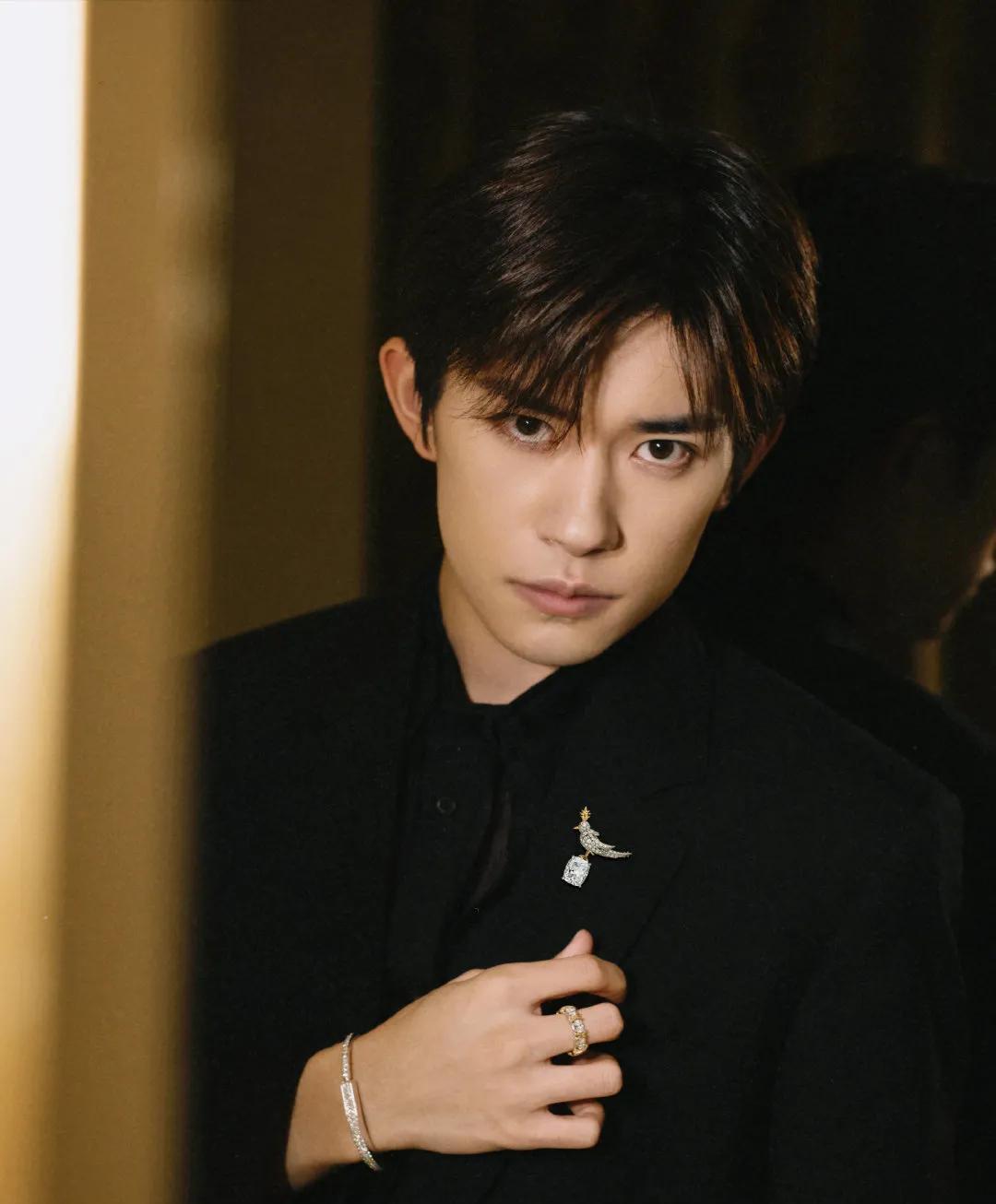 明星走上海红毯,杨颖性感,李小冉脸上有阴影,易烊千玺年轻迷人_钟楚曦