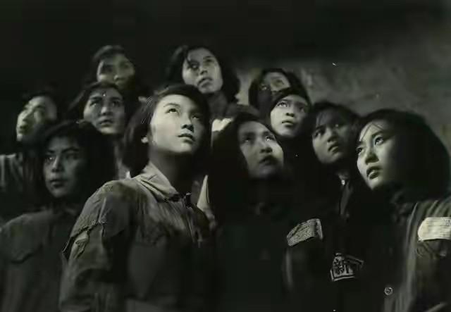 有一部电影《上饶集中营》中讲述了这样的故事,一群革命女将士无畏
