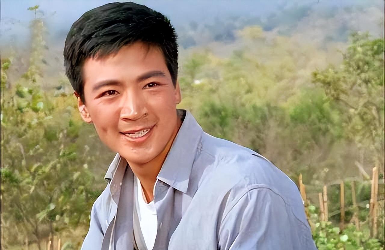 尤其是1984年主演的《少帅传奇》让他在影视界名声大噪,被称为"张学良