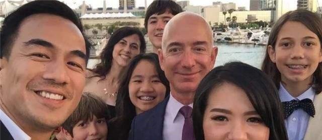 中国女孩出生被父母抛弃,后被世界首富收养,未来可继承千亿家产