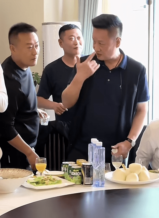 55岁解晓东近况曝光,与阎维文朱时茂聚餐,喝12元饮料引热议_网友_状态