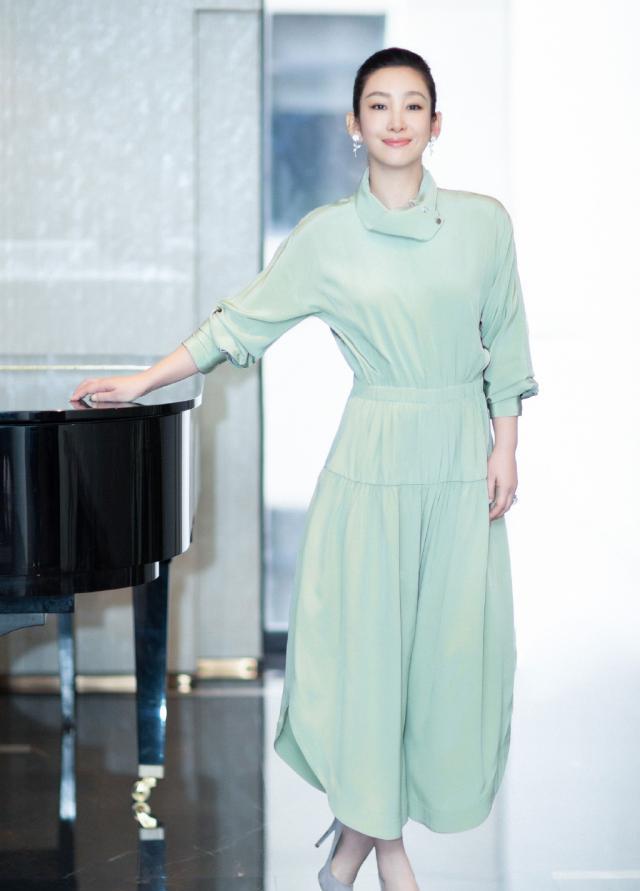 秦海璐终于变风格,复古红唇真霸气,并非40岁女性都要走气质风_年纪