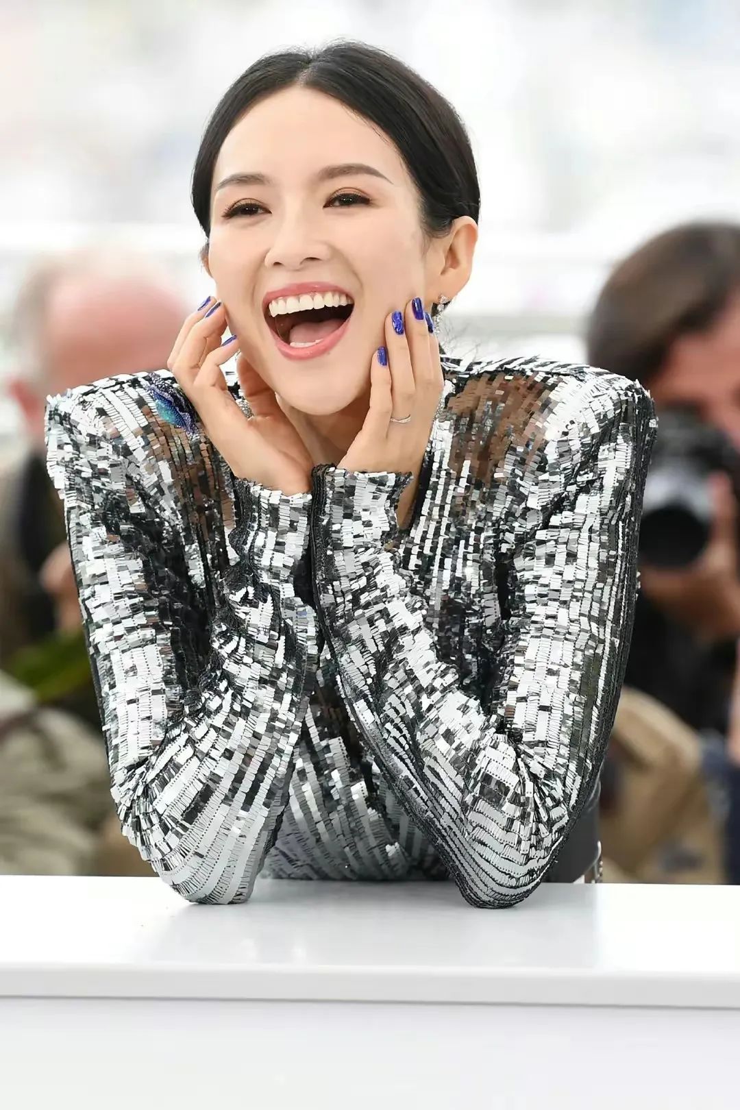 章子怡2019戛纳电影节生图,银色亮片裙搭配高跟鞋,美得不可方物_造型