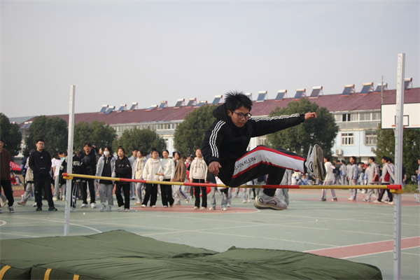 田径场上欢乐多——盱眙县马坝初级中学举行第十八届田径运动会_表演