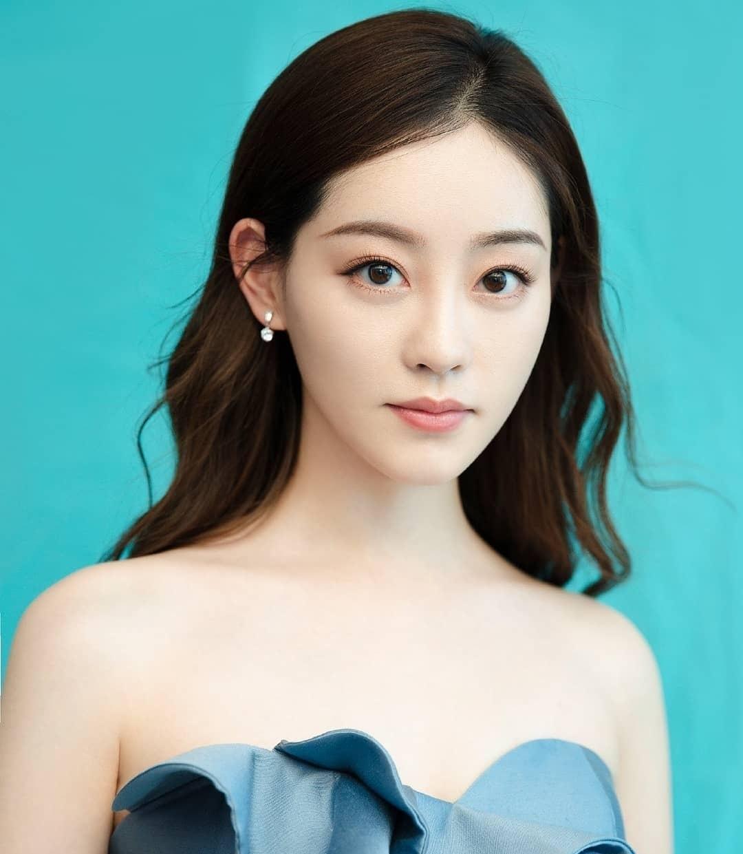 明星写真:祝绪丹海蓝色抹胸晚礼短裙时尚美拍,皮肤白嫩美腿养眼_朱