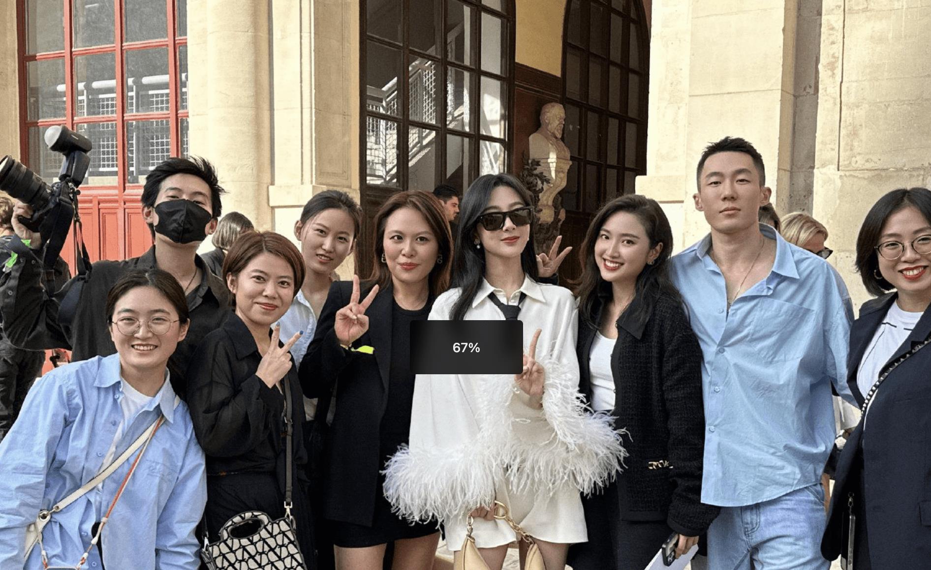 经纪人区别对待刘诗诗与杨紫引争议,一个穿当季高定一个穿过季_时尚